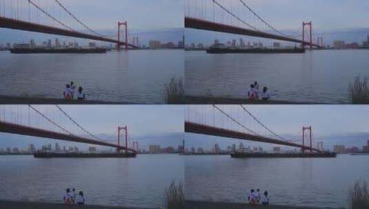 武汉鹦鹉洲长江大桥下欣赏长江江景的游客高清在线视频素材下载