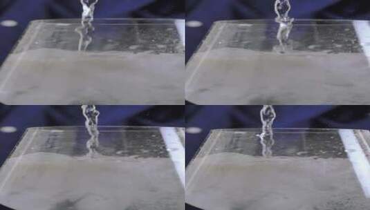 在玻璃杯中提供奎宁水高清在线视频素材下载