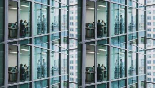 写字楼内办公人员交流场景高清在线视频素材下载