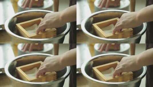 卤水点豆腐古法豆腐沉淀过滤高清在线视频素材下载