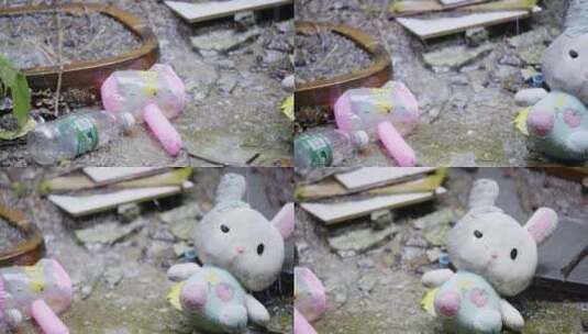 大雨中城市一角的兔子毛绒玩具 4K高清在线视频素材下载