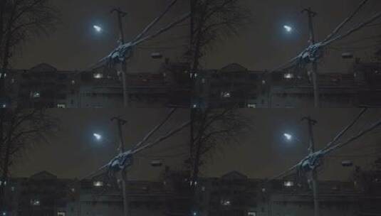 下雪社区夜晚的路灯高清在线视频素材下载