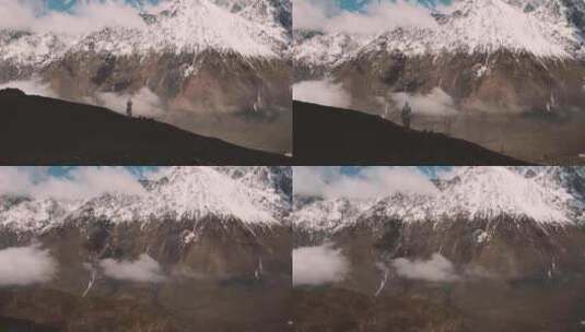 航拍喜马拉雅山脉的云雾和颜色差异的山峰高清在线视频素材下载