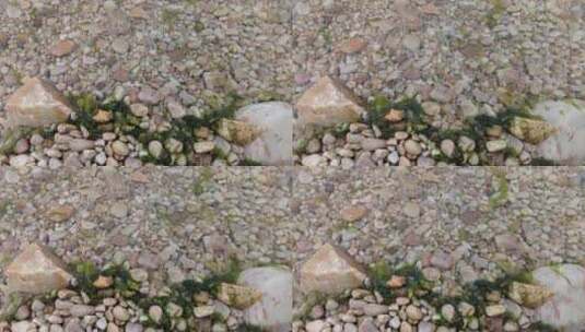 海边沙滩鹅卵石实拍大海海浪高清在线视频素材下载