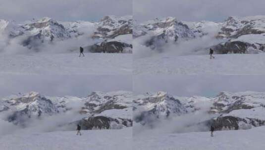 男人行走在雪山山顶高清在线视频素材下载