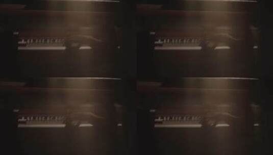 聚光灯下美女弹奏钢琴3高清在线视频素材下载