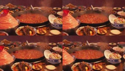 沸腾的火锅滚烫的红锅慢镜头高清在线视频素材下载