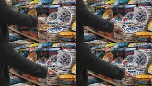 男人在集市挑选瓷碗高清在线视频素材下载