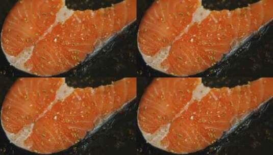 用盐和香料在铁锅里烹饪鲑鱼高清在线视频素材下载
