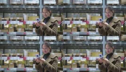 中年女性拿手机在超市仓库货架工厂仓储车间高清在线视频素材下载