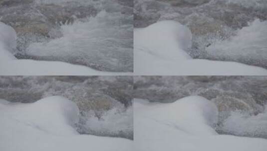 冰雪河岸湍急流水溅起水花升格4k100帧灰片高清在线视频素材下载