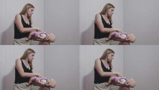 妇女学习如何在婴儿身上应用心肺复苏高清在线视频素材下载