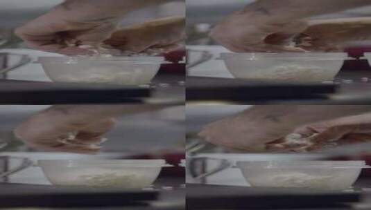 男厨师手指将奶酪揉碎放入容器的近景高清在线视频素材下载