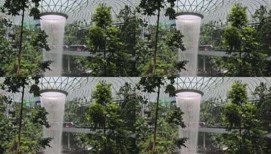 新加坡樟宜机场瀑布与网红小火车高清在线视频素材下载