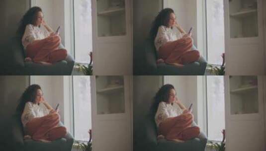 女人在沙发上玩手机高清在线视频素材下载