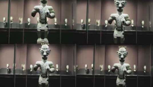 四川省文物考古研究院藏竖披发青铜人像高清在线视频素材下载