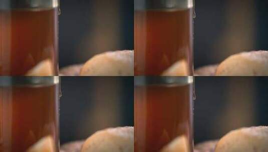 蜂蜜滴在罐子的侧面慢慢流下高清在线视频素材下载