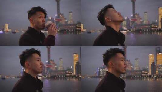 男士夜晚在上海外滩喝咖啡高清在线视频素材下载