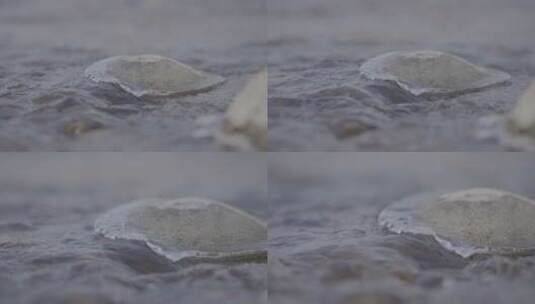 水流经过结冰石头升格推镜头4k100帧灰片高清在线视频素材下载