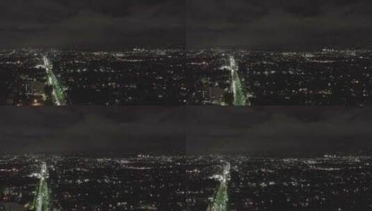 夜空中灯火通明的城市中的交通高清在线视频素材下载