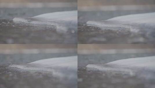 寒冷水流拍打结冰河岸变焦升格4k100帧灰片高清在线视频素材下载