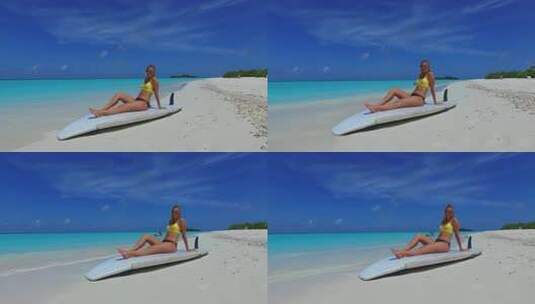 美丽的美女模特在阳光明媚的蓝白沙滩上享受海滩生活高清在线视频素材下载