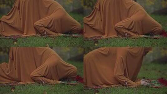 女人在草地上跪拜高清在线视频素材下载