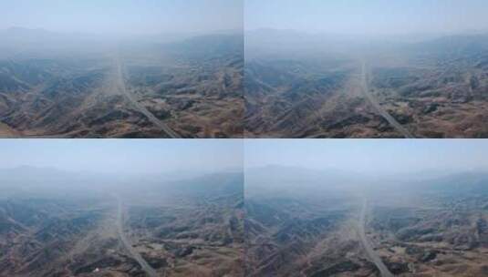 航拍两侧山峰环绕的荒野沙漠高速公路高清在线视频素材下载