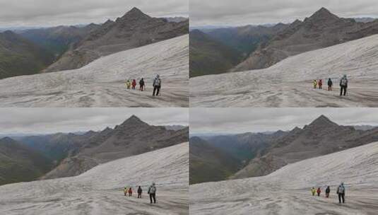 四川甘孜登顶乌库楚雪山的登山者冰川上行走高清在线视频素材下载