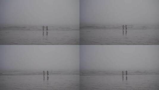 海边拍照游玩雾天海边阴雨天阴天海边女孩高清在线视频素材下载