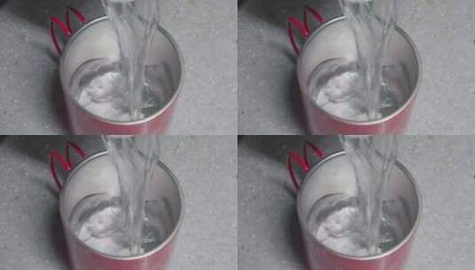 热水瓶倒水接水高清在线视频素材下载