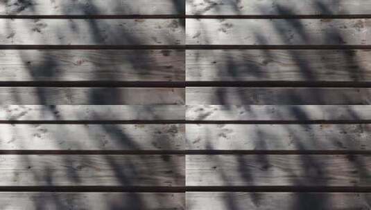 阳光照射的木板上斑驳的树叶摇曳高清在线视频素材下载