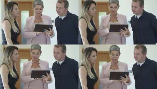 拿着平板电脑与客户交谈的女人高清在线视频素材下载
