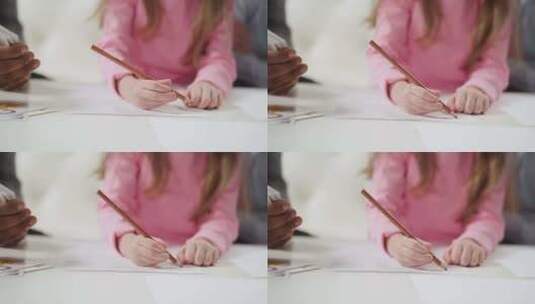 女孩写信和老师一起学习英语高清在线视频素材下载