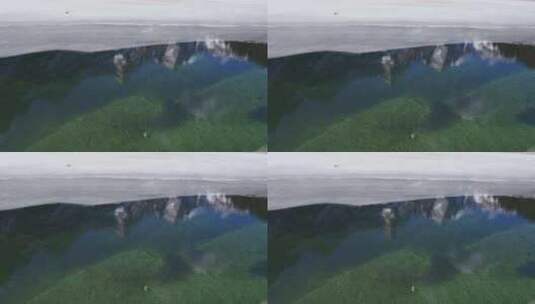 四川理县毕棚沟水中的雪山倒影高清在线视频素材下载