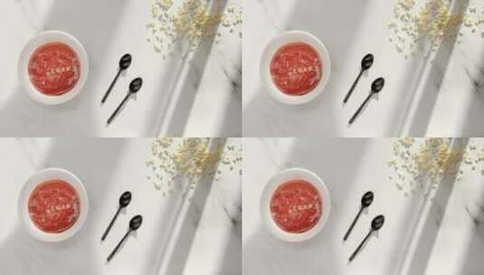 用勺子舀起带有字母的果酱高清在线视频素材下载