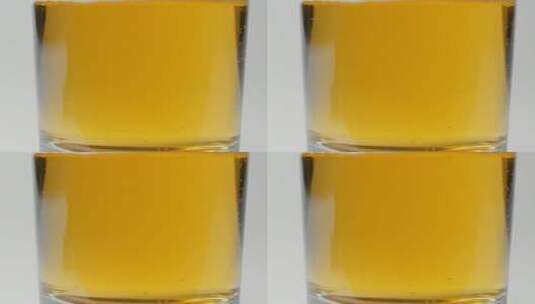 玻璃特写镜头里的啤酒高清在线视频素材下载