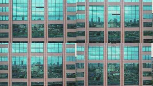 航拍上海中环广场建筑外立面玻璃窗户高清在线视频素材下载