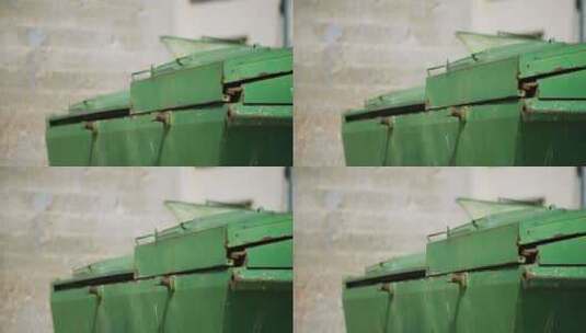 街上的绿色垃圾箱高清在线视频素材下载
