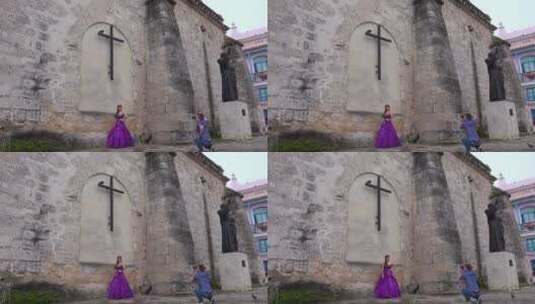 穿着婚纱的妇女在教堂前摆姿势拍照高清在线视频素材下载