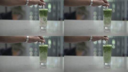 冰镇绿色抹茶和牛奶放在玻璃杯里高清在线视频素材下载