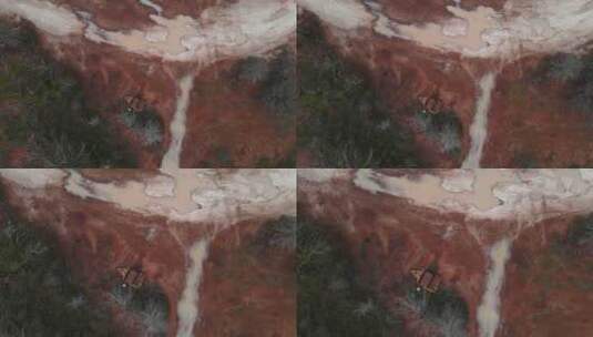 从高处俯瞰被红色肥沃土壤包围的生锈的旧采矿设备高清在线视频素材下载
