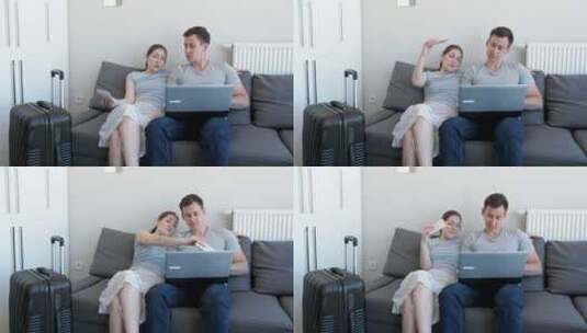 夫妻坐在沙发上比划飞机高清在线视频素材下载