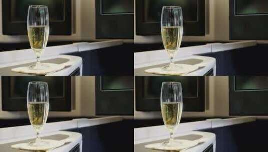 桌上香槟杯里上下流动的气泡高清在线视频素材下载