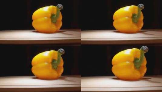 木质桌子上一个新鲜的黄色甜椒高清在线视频素材下载