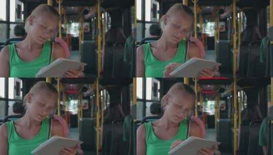 在公交车上用平板电脑的女孩高清在线视频素材下载