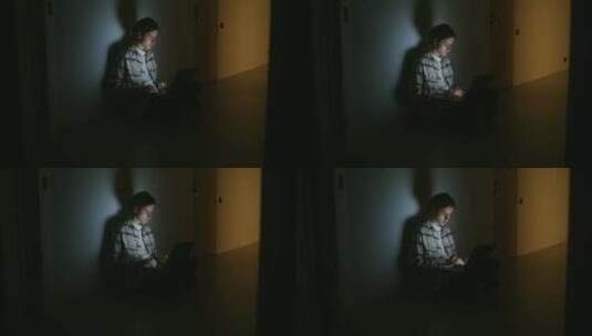 男人，坐着，黑暗，笔记本电脑高清在线视频素材下载
