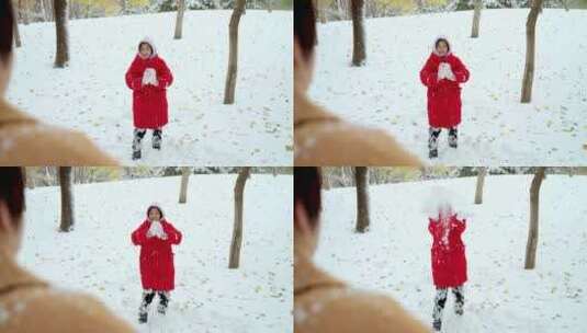 在公园里打雪仗的一对中国母女高清在线视频素材下载
