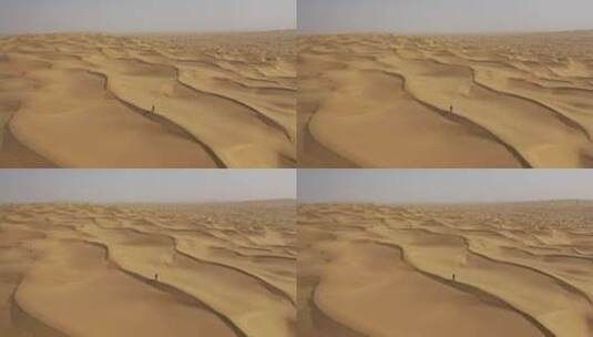 一个人在沙漠中行走高清在线视频素材下载