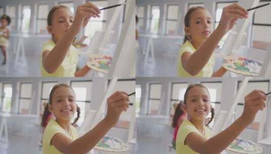 微笑的高加索女孩在学校美术课上画画的视频高清在线视频素材下载